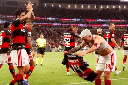 Arrascaeta comemora gol em homenagem a Oscar Schmidt em Flamengo x Bahia