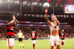 Arrascaeta comemora gol em homenagem a Oscar Schmidt em Flamengo x Bahia