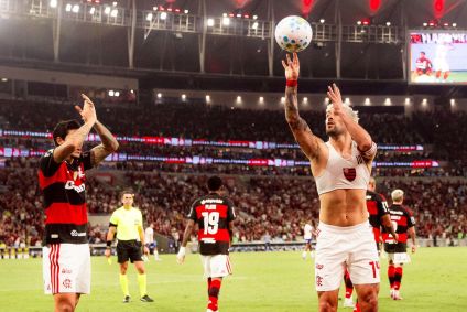 Arrascaeta comemora gol em homenagem a Oscar Schmidt em Flamengo x Bahia
