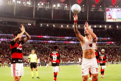 Arrascaeta comemora gol em homenagem a Oscar Schmidt em Flamengo x Bahia
