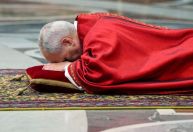 Leão XIV celebra missa da Paixão de Cristo pela 1ª vez com mensagem contra 'o mal'