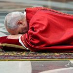 Leão XIV celebra missa da Paixão de Cristo pela 1ª vez com mensagem contra 'o mal'