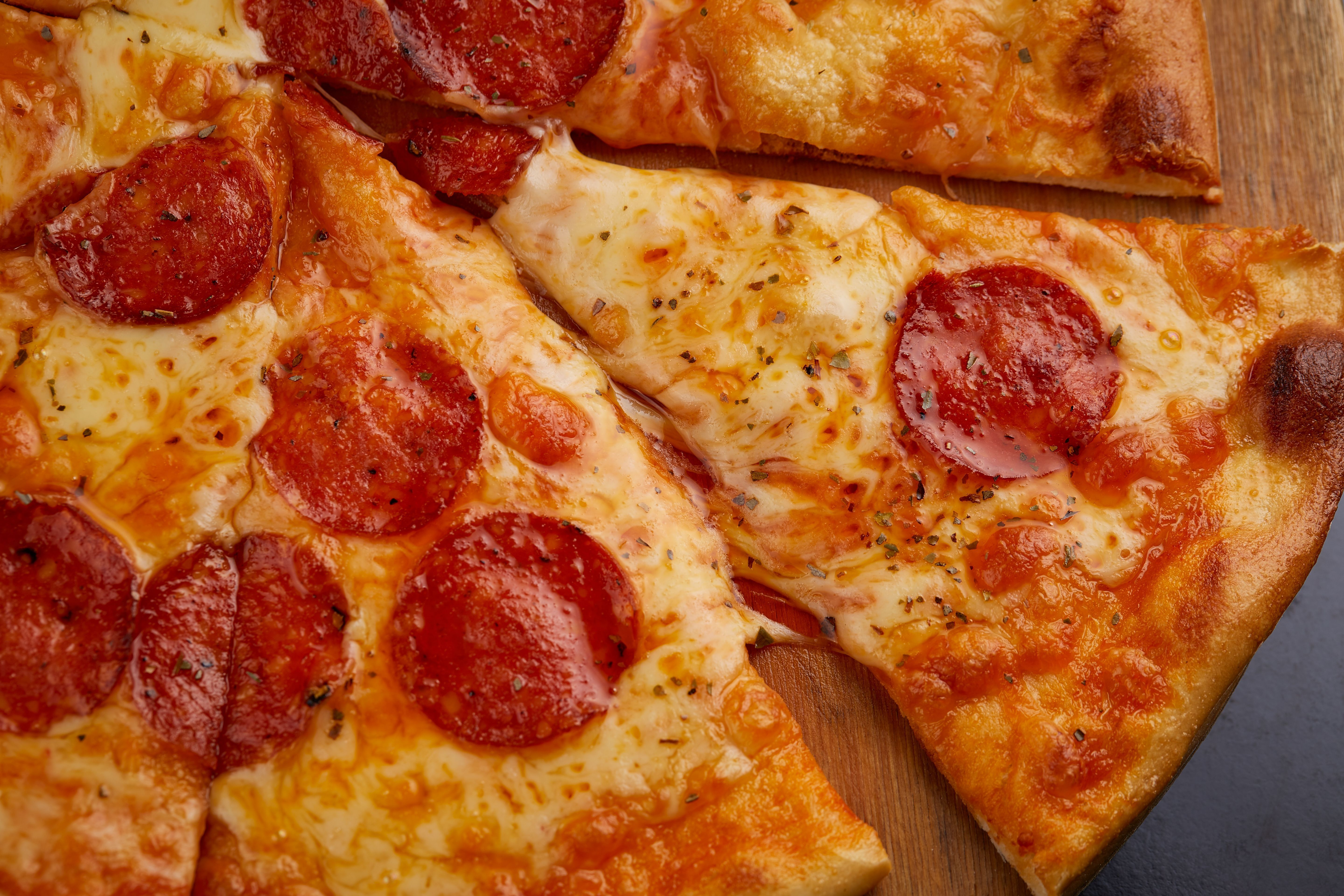 O truque para reaquecer pizza com crocância sem forno ou micro-ondas