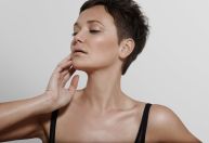 Saiba o que é 'tech neck', problema dermatológico causado pelo uso do celular