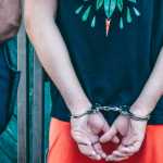 Homem mata esposa idosa, esconde corpo no quintal e é preso após admitir crime