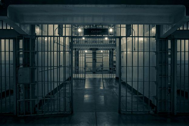 Mato Grosso proíbe visitas íntimas a condenados por feminicídio, estupro e pedofilia