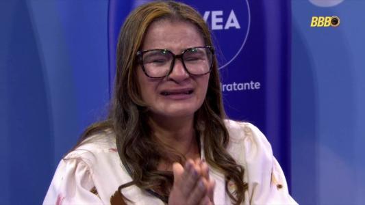 Neide caiu no choro ao ouvir declaração da filha