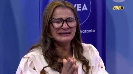 Neide caiu no choro ao ouvir declaração da filha