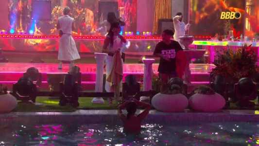 Gabriela pulou na piscina durante a festa • Reprodução | Globo