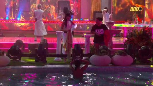 Gabriela pulou na piscina durante a festa • Reprodução | Globo