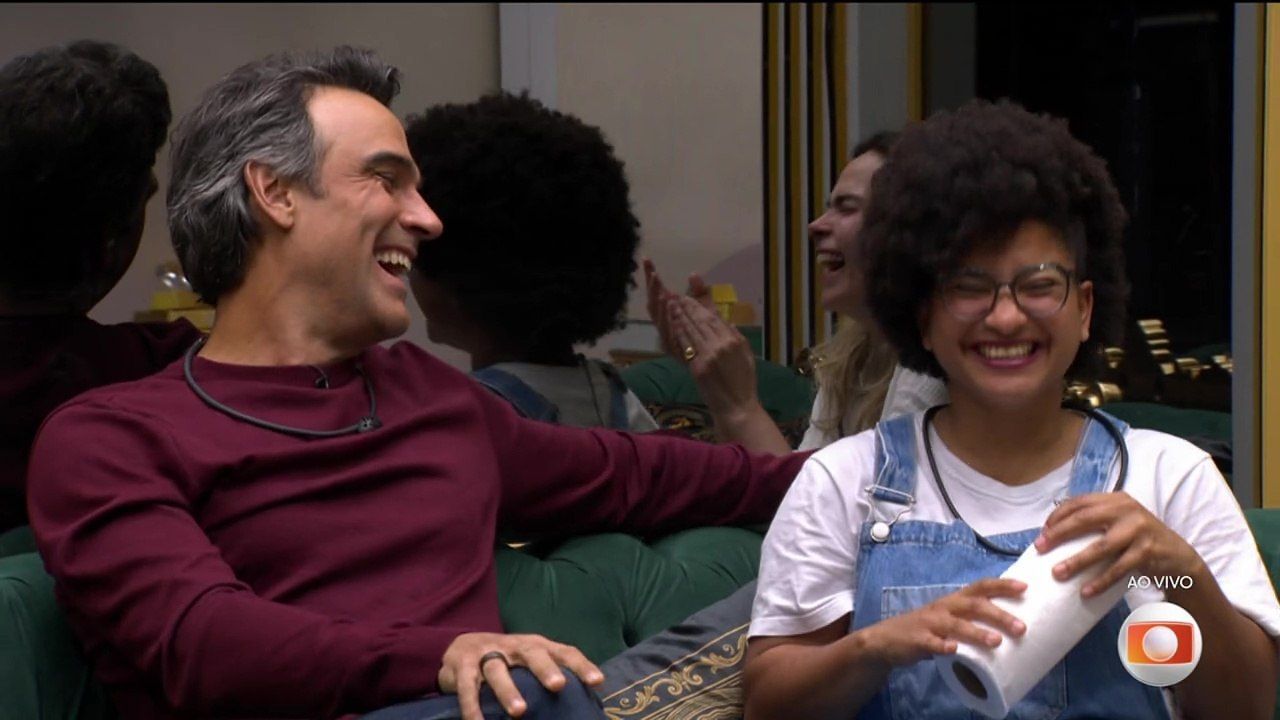 BBB 26: Milena faz proposta inusitada para Tadeu Schmidt durante dinâmica