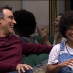 BBB 26: Milena faz proposta inusitada para Tadeu Schmidt durante dinâmica
