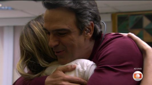 Apresentador quebrou as barreiras do reality para abraçar a jornalista após perda do pai; Ana Paula emocionou ao revelar que 'não estaria viva' se estivesse fora do programa