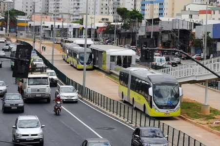 Pista exclusiva de ônibus na Avenida Cristiano Machado