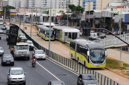 Pista exclusiva de ônibus na Avenida Cristiano Machado