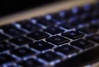 Homem se tranca em jaula por um mês para denunciar domínio das 'big techs'