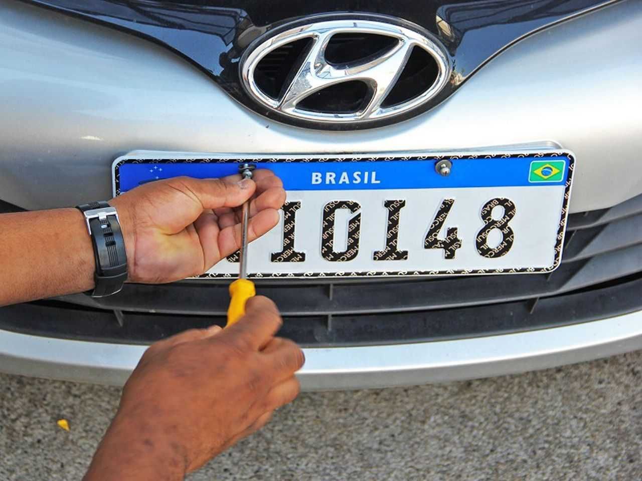 Placas com cidade e estado podem voltar no Brasil; entenda
