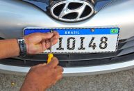 Placas com cidade e estado podem voltar no Brasil; entenda