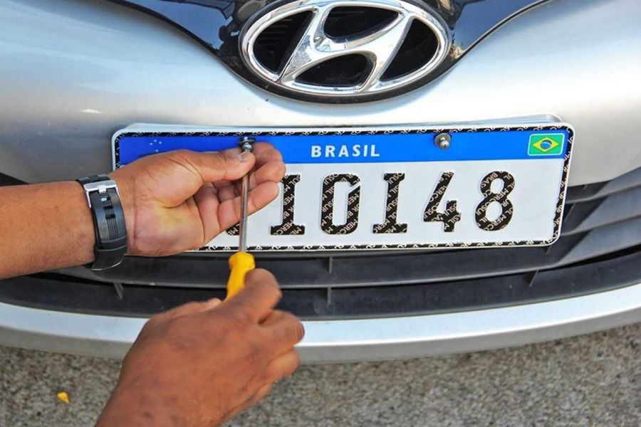 Placas com cidade e estado podem voltar no Brasil; entenda