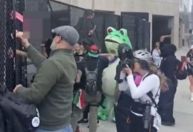 Manifestantes anti-ICE são presos após ataque a prédio federal com brinquedos sexuais nos EUA