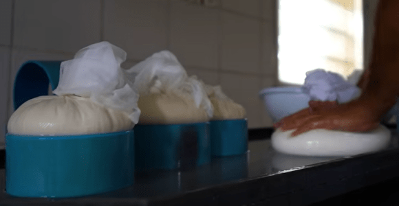 O produtor Delmar Marcel fabrica cerca de 300 queijos por mês, comercializados por valores que podem chegar a R$ 150 o quilo • Anderson Porto | Itatiaia