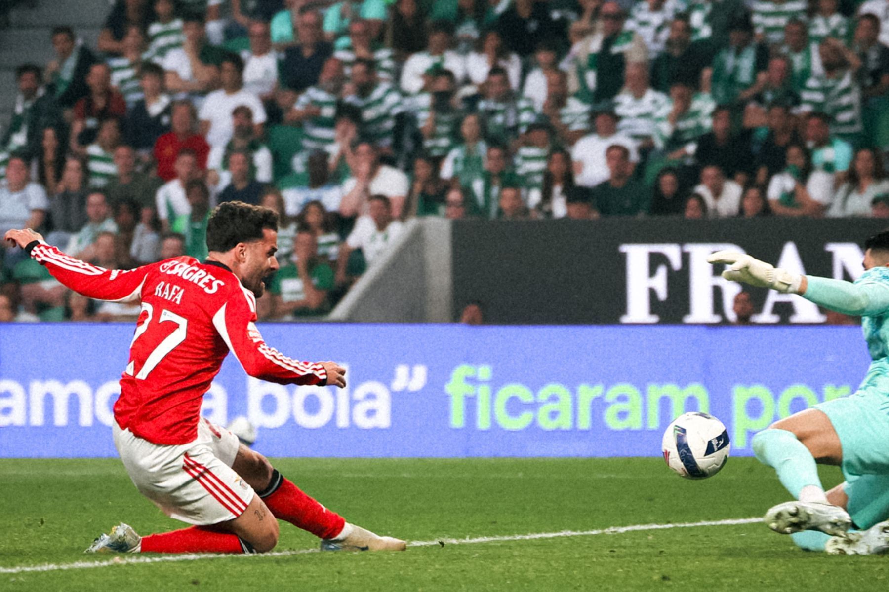 Benfica bate Sporting com gol no fim em clássico pela Liga Portugal