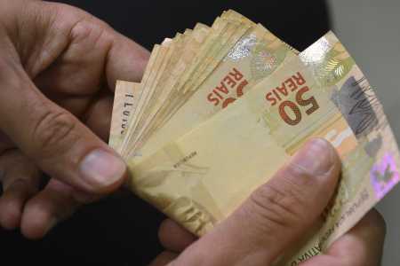 Abono será pago aos trabalhadores nascidos em março e abril