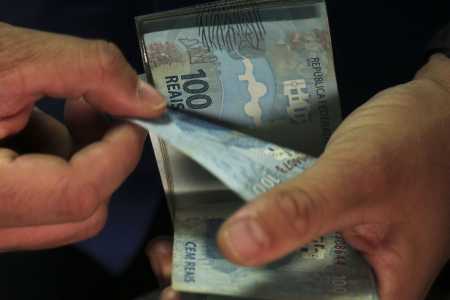 Abono será pago para trabalhadores nascidos em março e abril