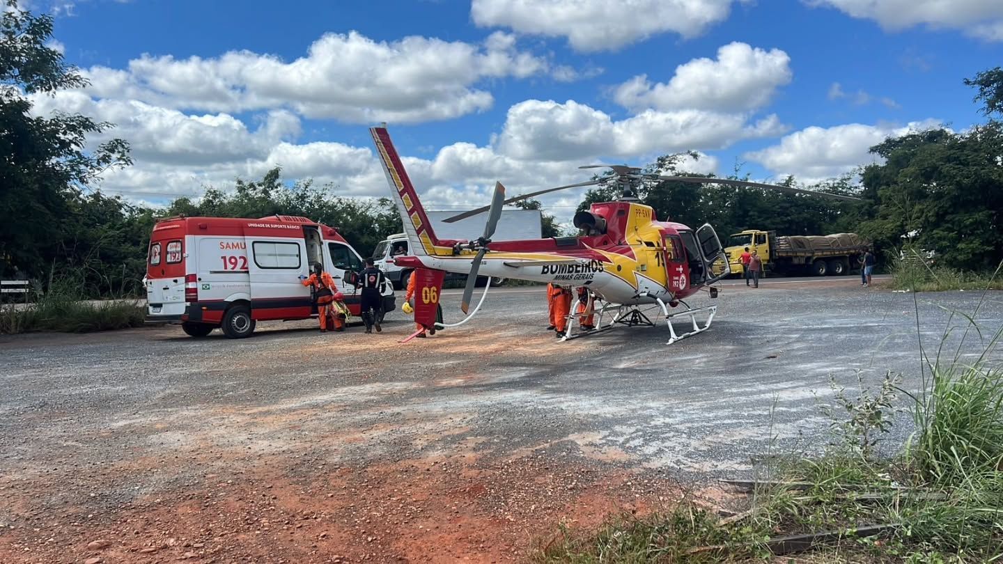 Colisão entre carretas deixa feridos e interdita a BR-251, em Francisco Sá