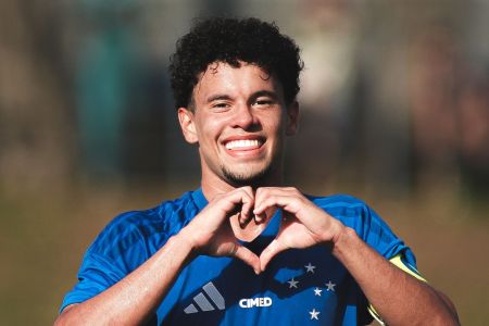 Rhuan Gabriel celebra um de seus três gols contra o Avaí