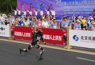 Robô humanoide vence meia-maratona na China e supera recorde mundial humano