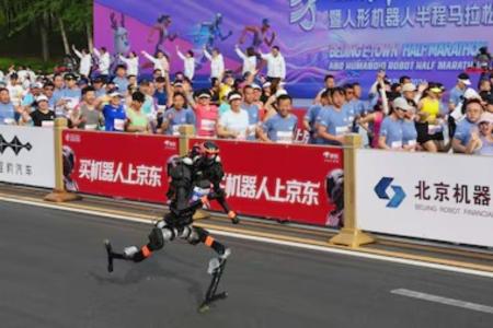 Robô humanoide em meia-maratona para robôs em Pequim em 19 de abril de 2026