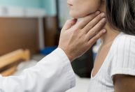 É normal ficar rouco por mais de 15 dias? Fonoaudióloga diz quando buscar ajuda