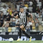 Zagueiro do Atlético revela inspiração em jogador do Liverpool