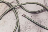 Não jogue fora uma mangueira quebrada, você tem um tesouro em casa: 2 ideias para valorizá-la