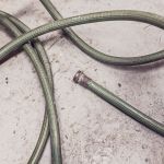 Não jogue fora uma mangueira quebrada, você tem um tesouro em casa: 2 ideias para valorizá-la