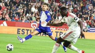 Simeone muda dez jogadores, e Atlético de Madrid perde para o Sevilla