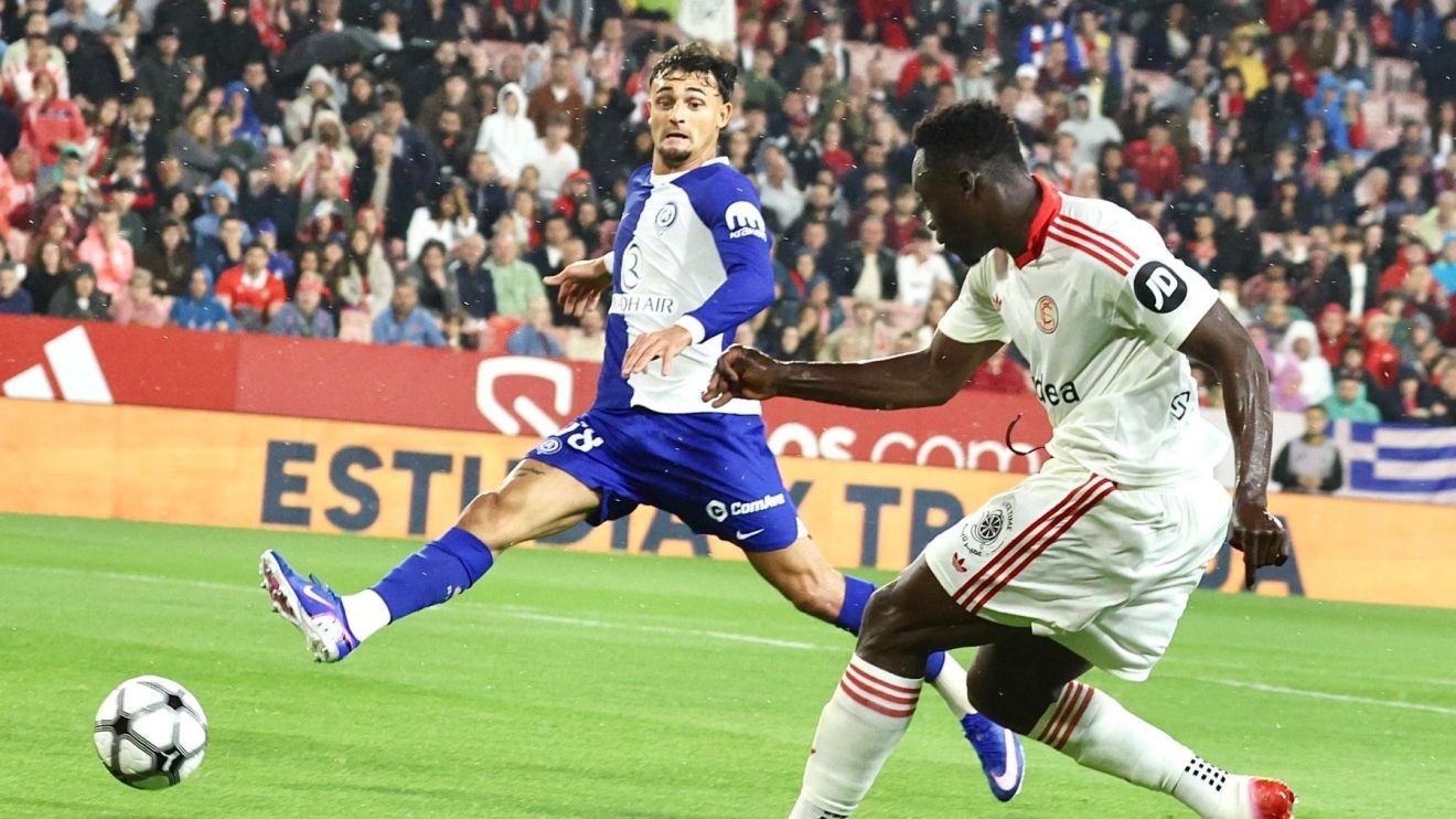 Simeone muda dez jogadores, e Atlético de Madrid perde para o Sevilla