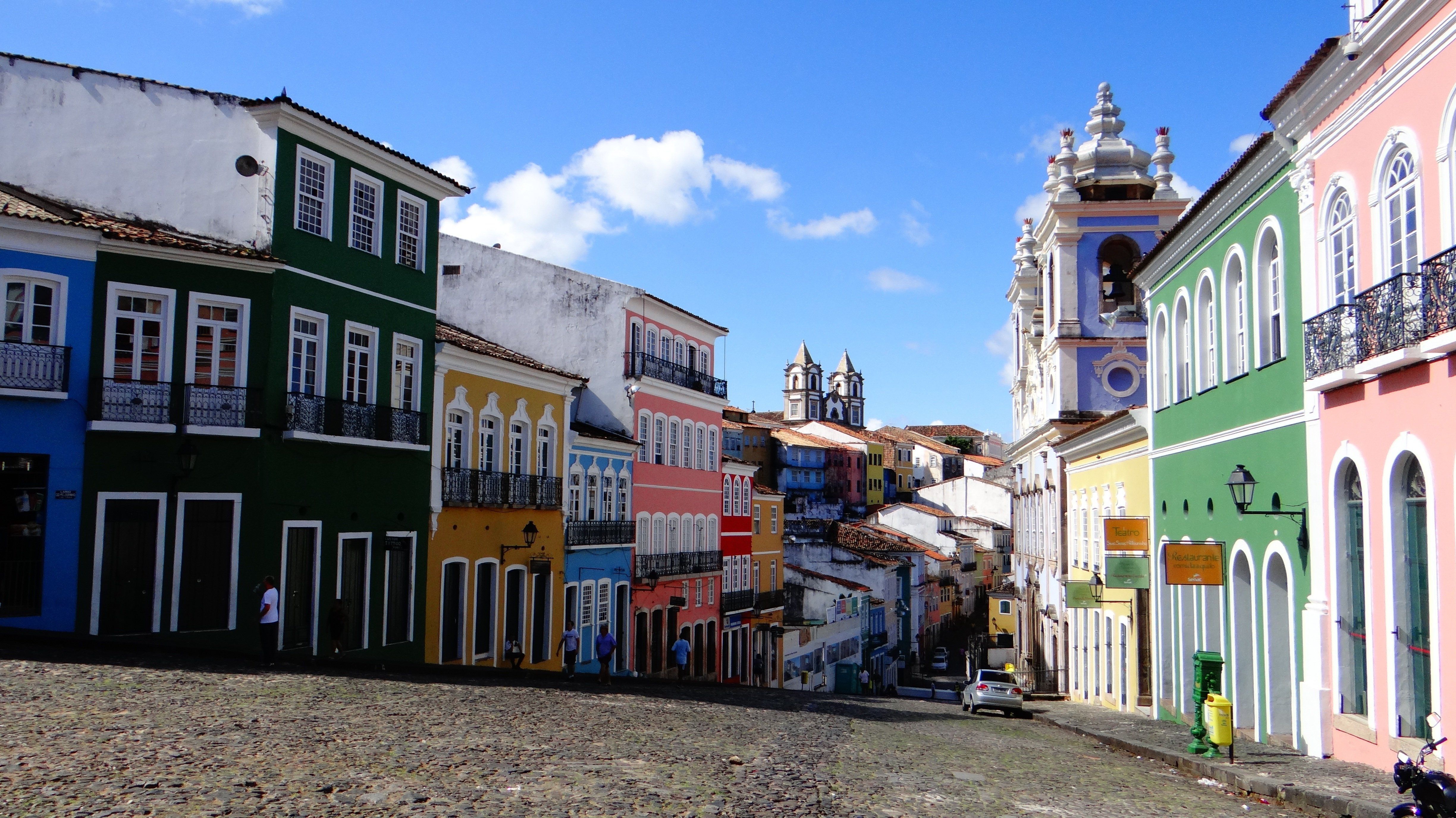 Mulher é presa suspeita de extorquir turistas com rezas em Salvador