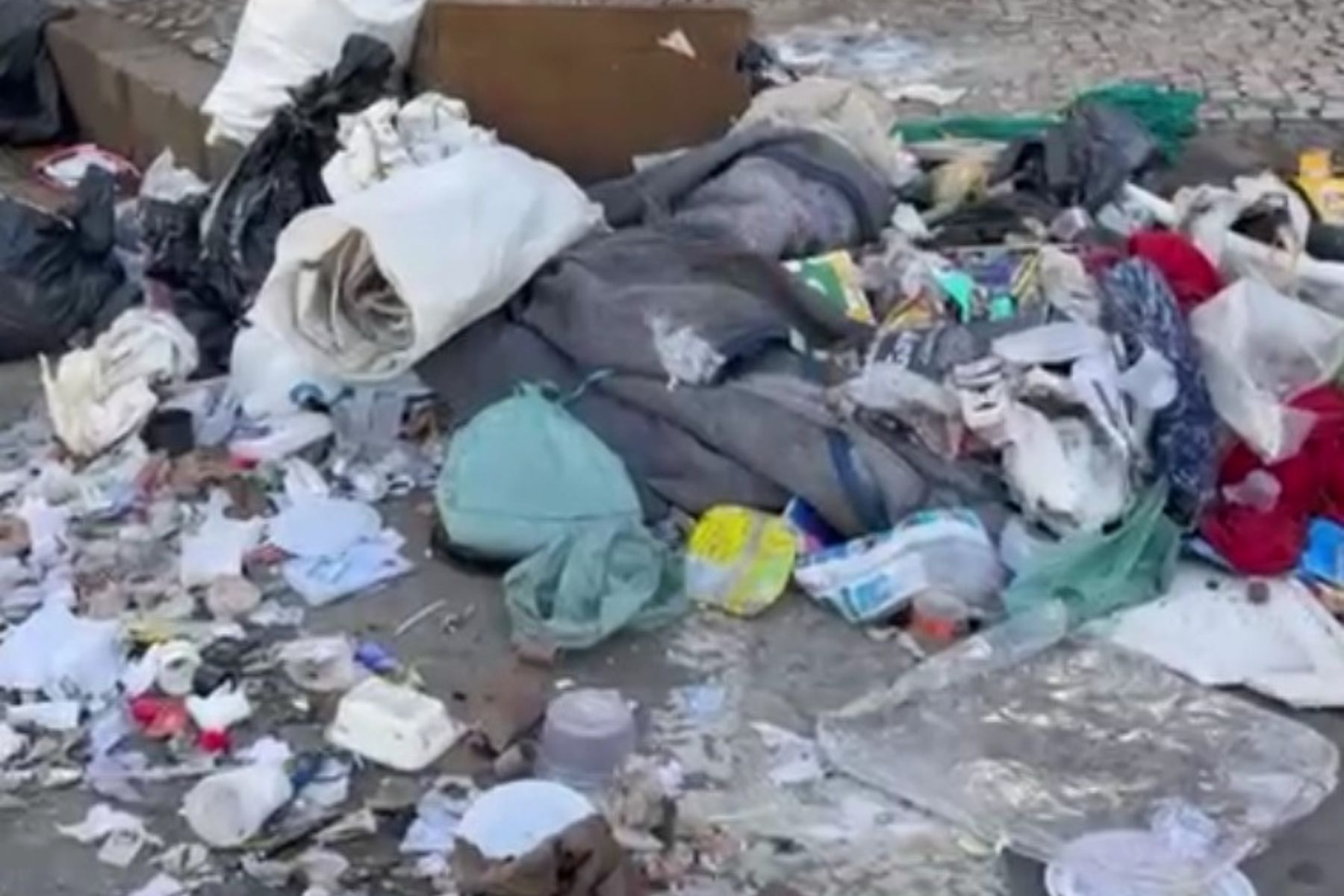 Comerciante relata abandono e sujeira no Centro de Juiz de Fora