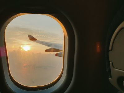 Vista do pôr do sol a partir da janela de um avião