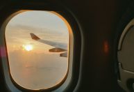 Por que as janelas dos aviões têm um pequeno ‘furo’ e para que ele serve?