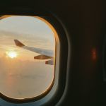 Por que as janelas dos aviões têm um pequeno ‘furo’ e para que ele serve?