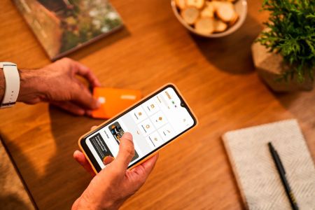 Na palma da mão: como investir utilizando só o celular?