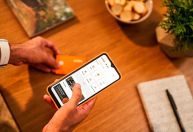 Na palma da mão: como investir utilizando só o celular?