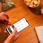 Na palma da mão: como investir utilizando só o celular?