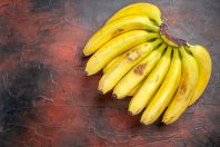 Como a casca de banana pode ajudar a reduzir rugas e rejuvenescer o rosto