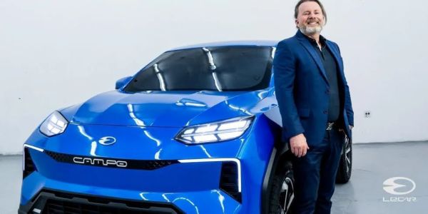 Empresário Flávio Figueiredo Assis ao lado do protótipo da picape Lecar Campo • Divulgação