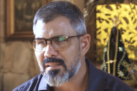 Juliano Cazarré vem sendo criticado por artistas da Globo