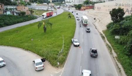 Carro foi abandonado na Via Expressa após bater em poste